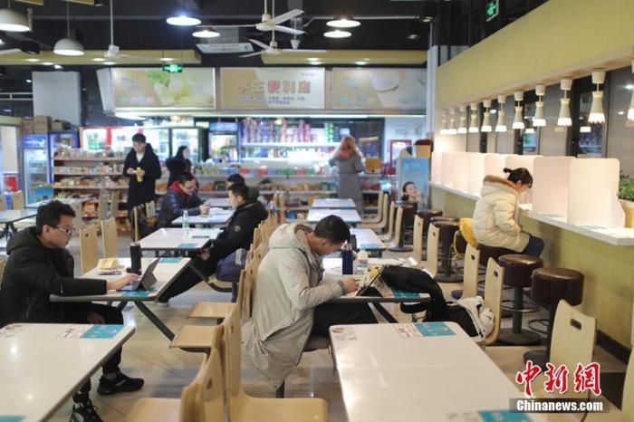 資料圖：考研學(xué)生在食堂內(nèi)復(fù)習(xí)。 泱波 攝