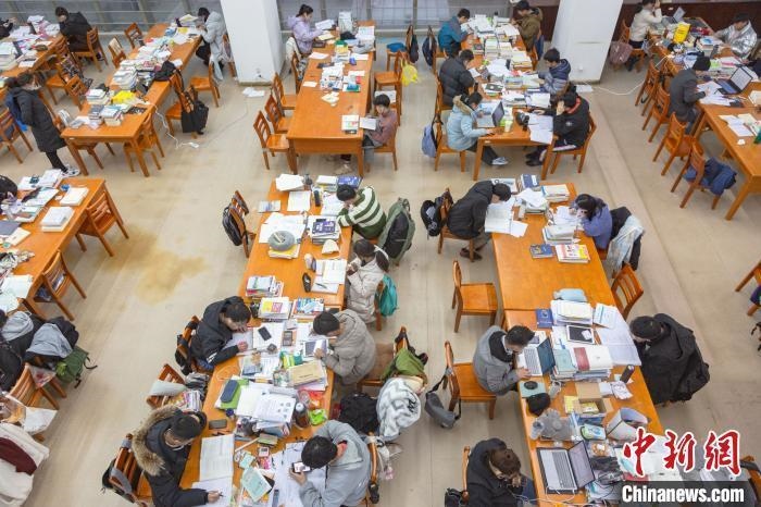 資料圖：南昌大學(xué)圖書(shū)館自習(xí)室內(nèi)，考生正在緊張復(fù)習(xí)?！⒘?攝