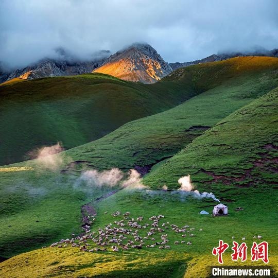 圖為作品《晨光炊煙》。　焦生福 攝