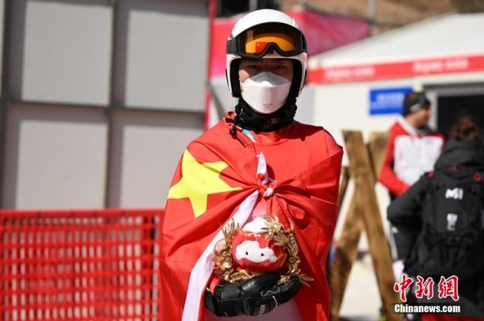3月6日，中國選手梁景怡在賽后手捧吉祥物。當(dāng)日，北京2022年冬殘奧會(huì)殘奧高山滑雪男子超級(jí)大回轉(zhuǎn)-站姿決賽在國家高山滑雪中心舉行，中國選手梁景怡奪得冠軍。 <a target='_blank' href='/'>中新社</a>記者 劉冉陽 攝 　