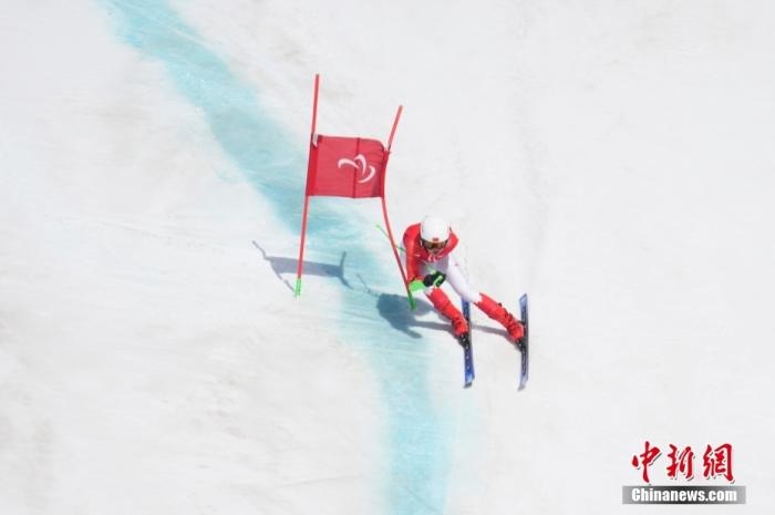 3月6日，中國選手梁景怡在比賽中。當(dāng)日，北京2022年冬殘奧會(huì)殘奧高山滑雪男子超級(jí)大回轉(zhuǎn)-站姿決賽在國家高山滑雪中心舉行，中國選手梁景怡奪得冠軍。 <a target='_blank' href='/'>中新社</a>記者 劉冉陽 攝 　