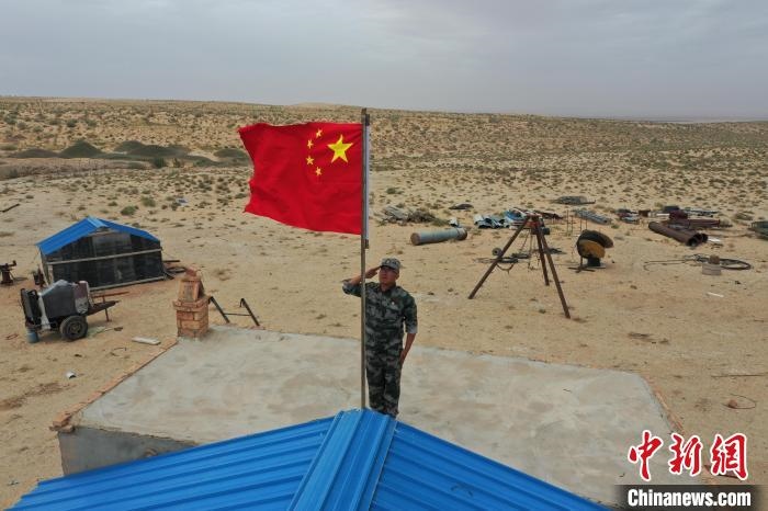 圖為每天升旗是謝寶民的必修課?！∈茉L者供圖