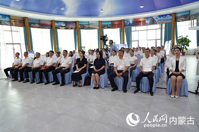 與會人員共同觀看科右中旗牛產(chǎn)業(yè)高質量發(fā)展專題片。苑曉睿攝