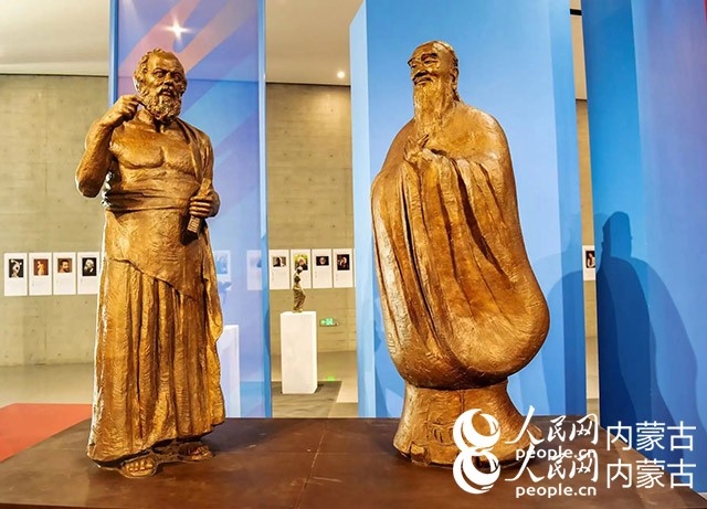 吳為山作品《神遇——孔子與蘇格拉底的對(duì)話》。實(shí)習(xí)生 楊光攝