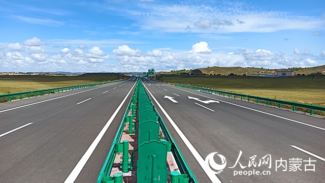 G1611經(jīng)棚至烏蘭布統(tǒng)高速公路項(xiàng)目。人民網(wǎng)記者 趙夢月攝