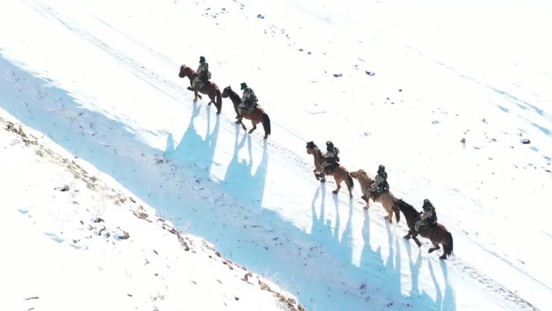 迎著朝陽在邊防線上巡邏的執(zhí)勤官兵。賴志強 攝.webp.jpg