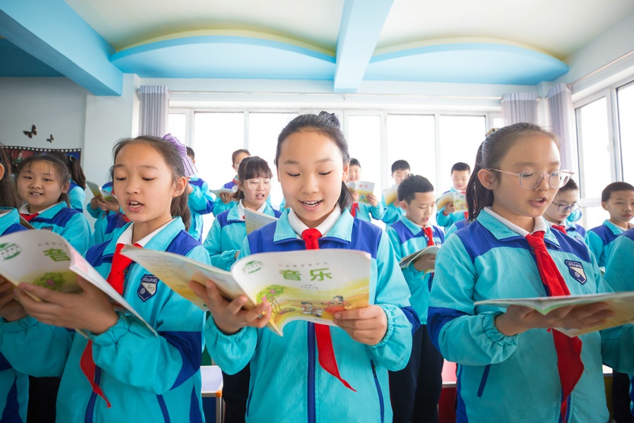 1616747205156550.jpg 5.司佳雯(中)與同學們一起合唱.jpg