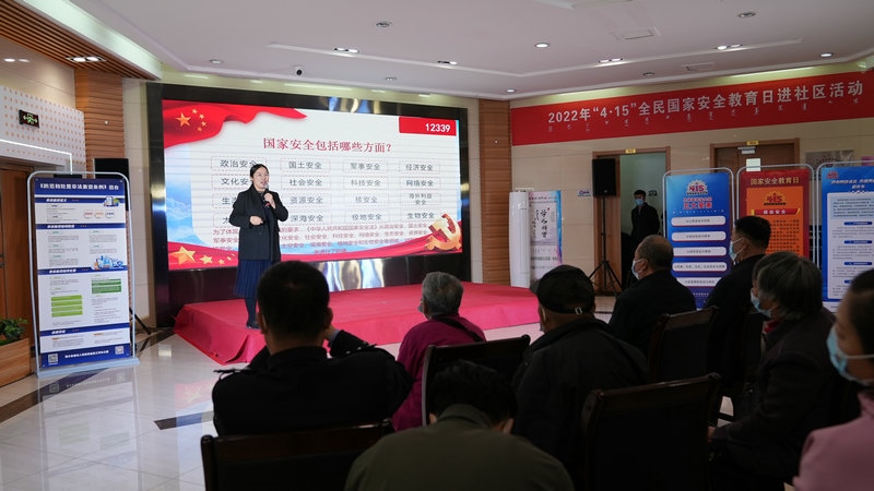 線下聯(lián)合各國家安全委員單位同步開展“國家安全進(jìn)社區(qū)”活動(dòng)，現(xiàn)場通過以國家安全知識(shí)問答為主線，穿插烏蘭牧騎演出、國家安全宣講、發(fā)放國家安全法律法規(guī)讀本等形式，圍繞什么是國家安全、國家安全包含哪些內(nèi)容、如何維護(hù)國家安全等方面，為社區(qū)老百姓開展宣傳宣講，同時(shí)作為現(xiàn)場“進(jìn)社區(qū)”活動(dòng)與線上直播活動(dòng)連線，把現(xiàn)場熱烈氣氛帶到網(wǎng)絡(luò)，與大家共同分享。 (4)_副本.jpg