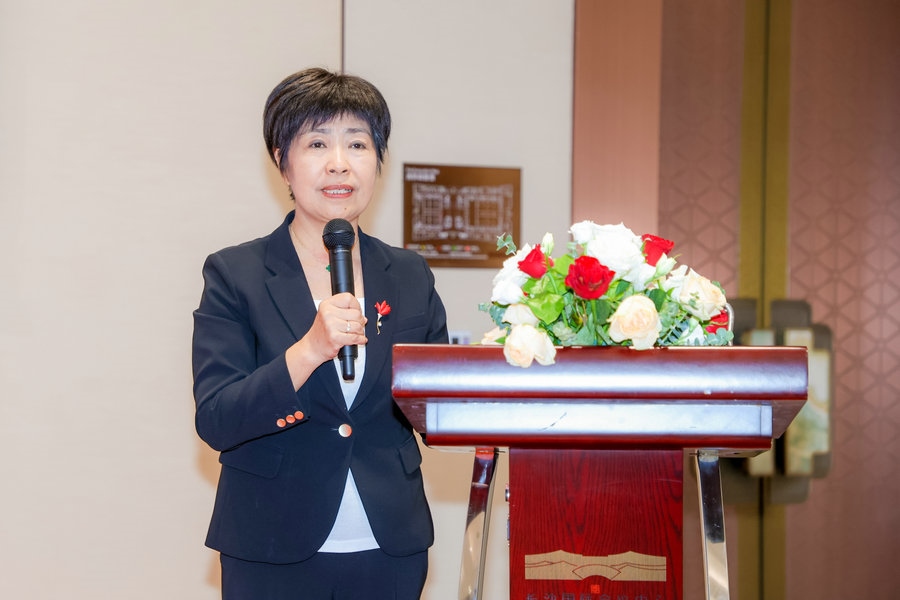 1716970479125859.jpg 中國(guó)乳制品工業(yè)協(xié)會(huì)常務(wù)副理事長(zhǎng)兼秘書長(zhǎng)劉美菊致辭.jpg