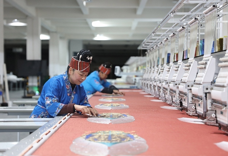 2023年2月13日，貴州省黔東南苗族侗族自治州施秉縣工業(yè)園區(qū)，工人在機(jī)繡車(chē)間作業(yè)。