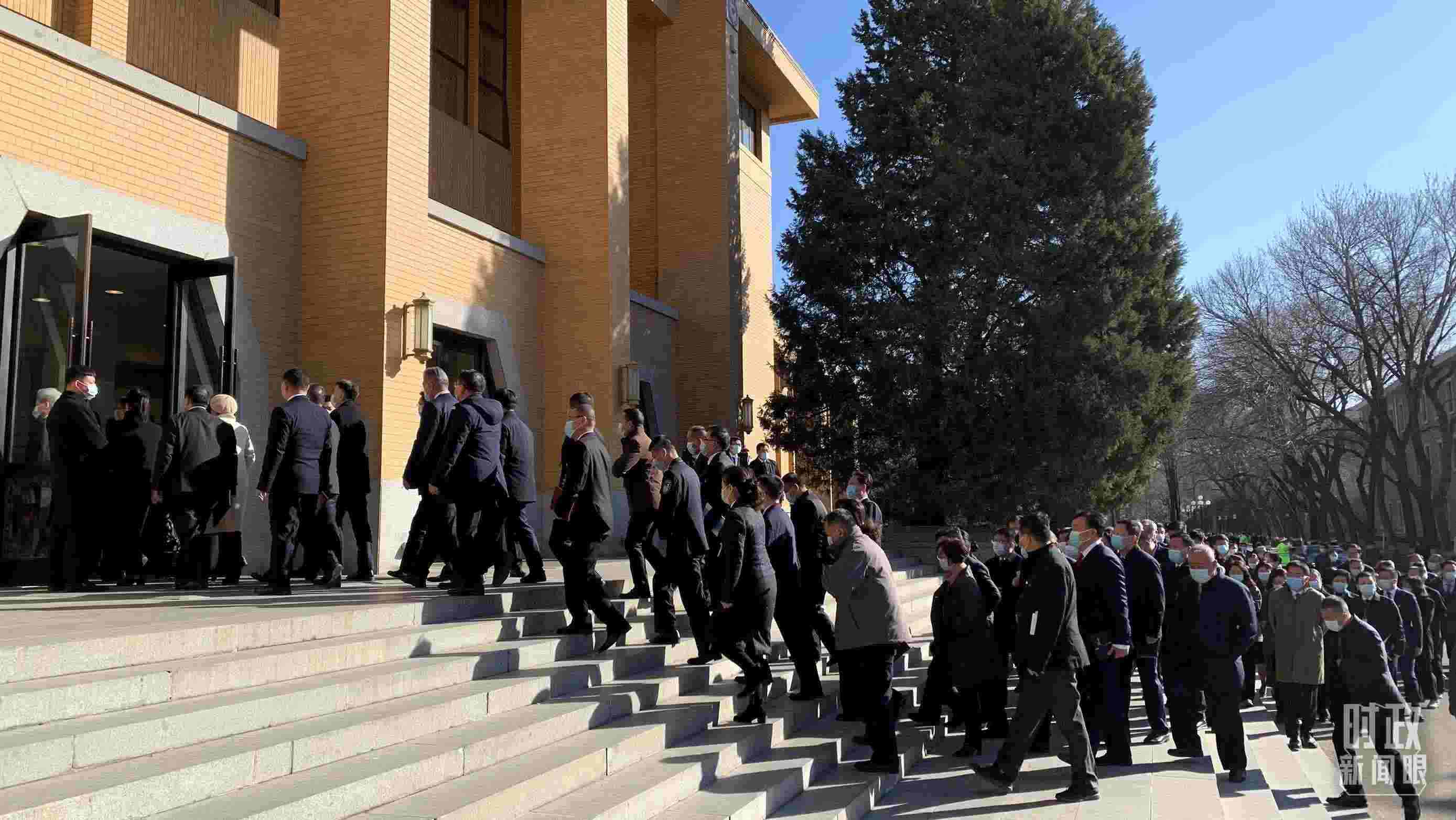 △參加這次慶祝大會暨開學典禮的與會人員正在步入會場。（總臺央視記者段德文拍攝）