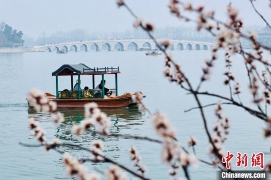 20日，頤和園游船開航。<a target='_blank' data-cke-saved-href='/' href='/'><p align=