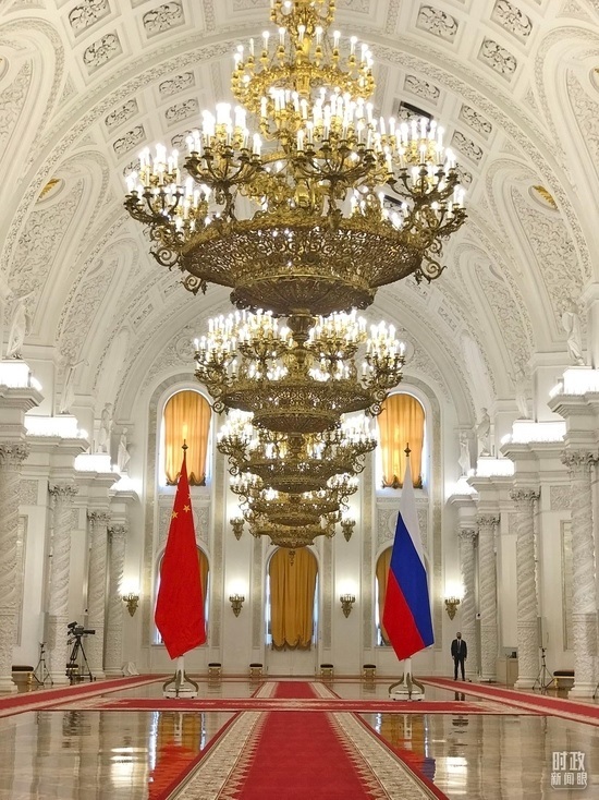 △克里姆林宮喬治大廳，習(xí)主席在這里同普京總統(tǒng)握手合影。（總臺(tái)央視記者石偉明拍攝）