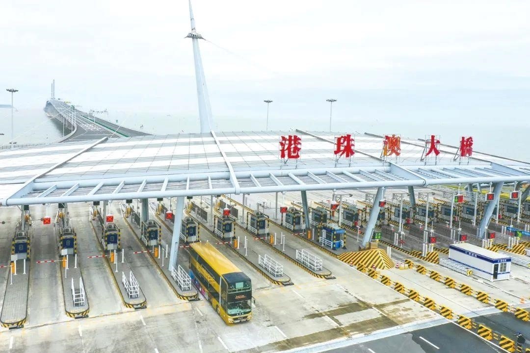 △一輛從香港開(kāi)往珠海的港珠澳大橋穿梭巴士入境珠海。
