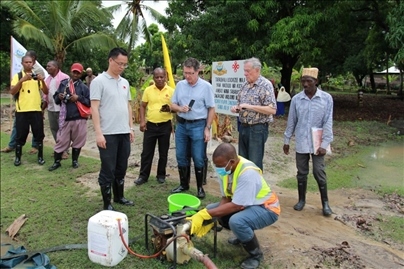 世界衛(wèi)生組織評估專家組評估援桑血吸蟲病現(xiàn)場媒介控制工作（受訪機構(gòu)提供）