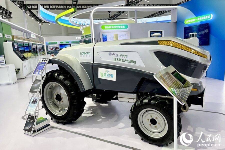 通過手機(jī)，就能指揮新能源無人駕駛拖拉機(jī)在田里作業(yè)。人民網(wǎng) 錢嘉禾攝