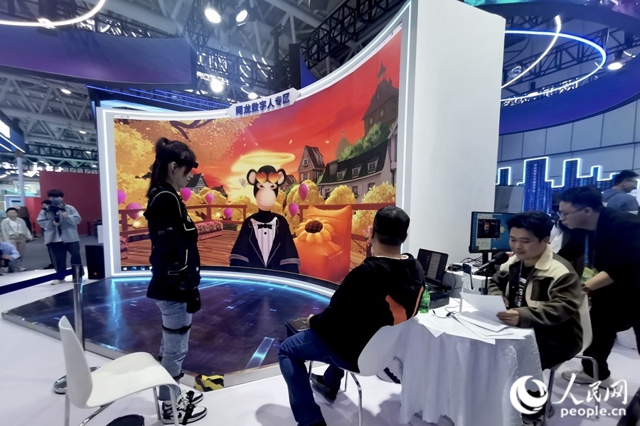 數(shù)字人主播“無聊猿”。人民網(wǎng) 葉青卿攝