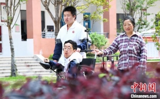 碰上天氣好，朱金祥就會利用休息時間，和鐘華強(qiáng)母親將其推出來賞賞花，曬曬太陽，呼吸一下外面的新鮮空氣。 卓忠偉 攝