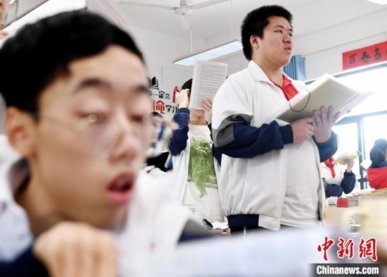 朱金祥(右)和鐘華強(qiáng)(左)正在加緊復(fù)習(xí)迎接高考。 卓忠偉 攝