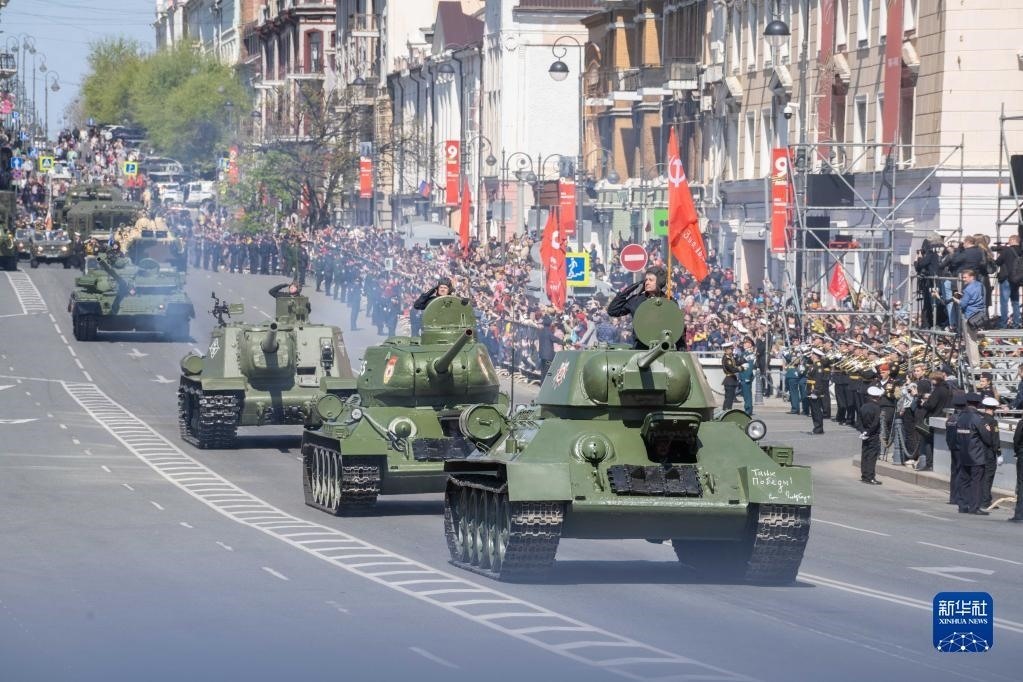 5月9日，在俄羅斯符拉迪沃斯托克市，坦克編隊(duì)參加閱兵式。新華社發(fā)（郭飛洲攝）