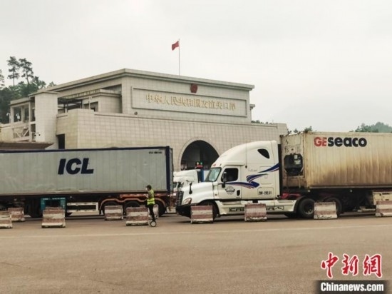 近日，位于中越邊境廣西憑祥市的友誼關口岸車水馬龍，裝載著東盟水果的跨境車輛來往不斷。黃艷梅 攝