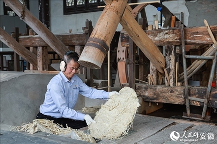 宣紙制作工藝——制簾。人民網(wǎng)記者 張俊攝