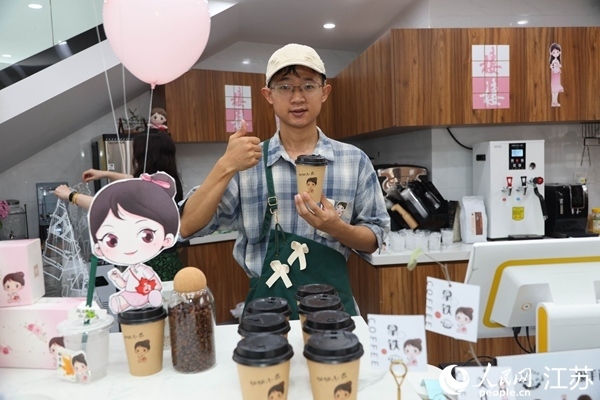 謝雨橋展示制作好的咖啡。人民網(wǎng)記者 馬曉波攝