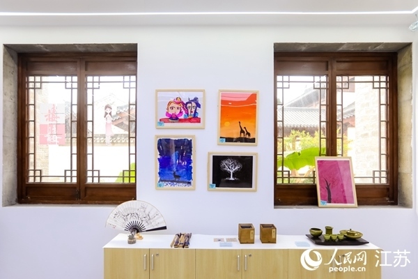 “棲棲小店”的文創(chuàng)產(chǎn)品展示廳。人民網(wǎng)記者 馬曉波攝