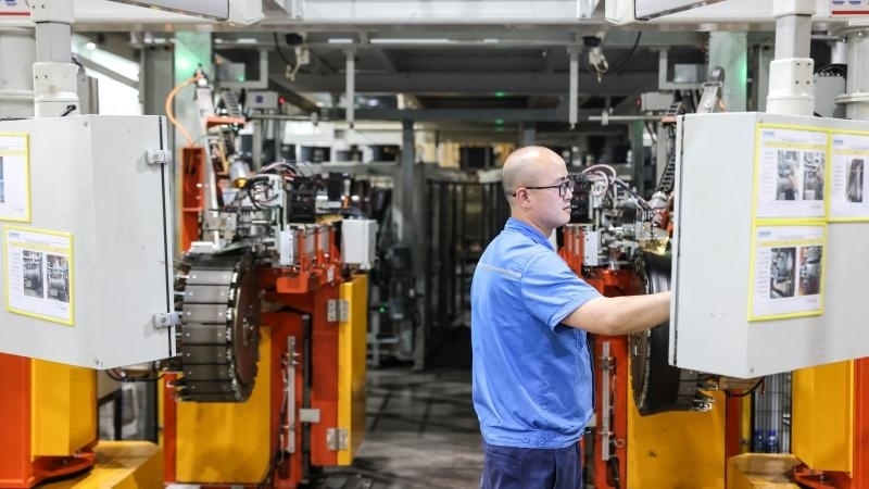 工作人員在貴州輪胎股份有限公司的“5G全連接工廠”成型區(qū)作業(yè)（2022年5月17日攝）。新華社記者 歐東衢 攝