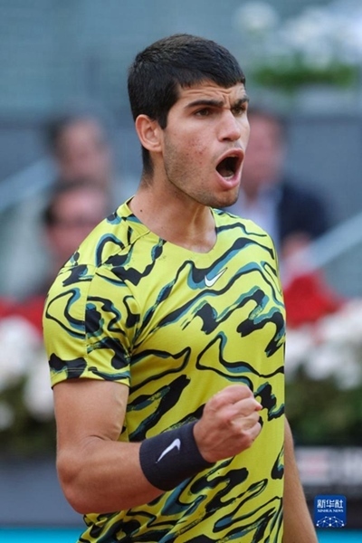 5月7日，阿爾卡拉斯在比賽中慶祝得分。當(dāng)日，在西班牙馬德里網(wǎng)球公開(kāi)賽男單決賽中，西班牙選手阿爾卡拉斯以2比1戰(zhàn)勝德國(guó)選手施特魯夫，奪得冠軍。新華社記者 孟鼎博 攝