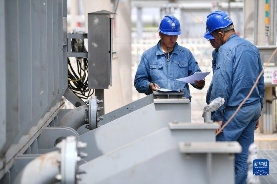 5月27日，電力工人在工程現(xiàn)場進(jìn)行檢修作業(yè)。