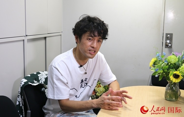 竹內(nèi)亮接受人民網(wǎng)專訪。人民網(wǎng) 許可攝