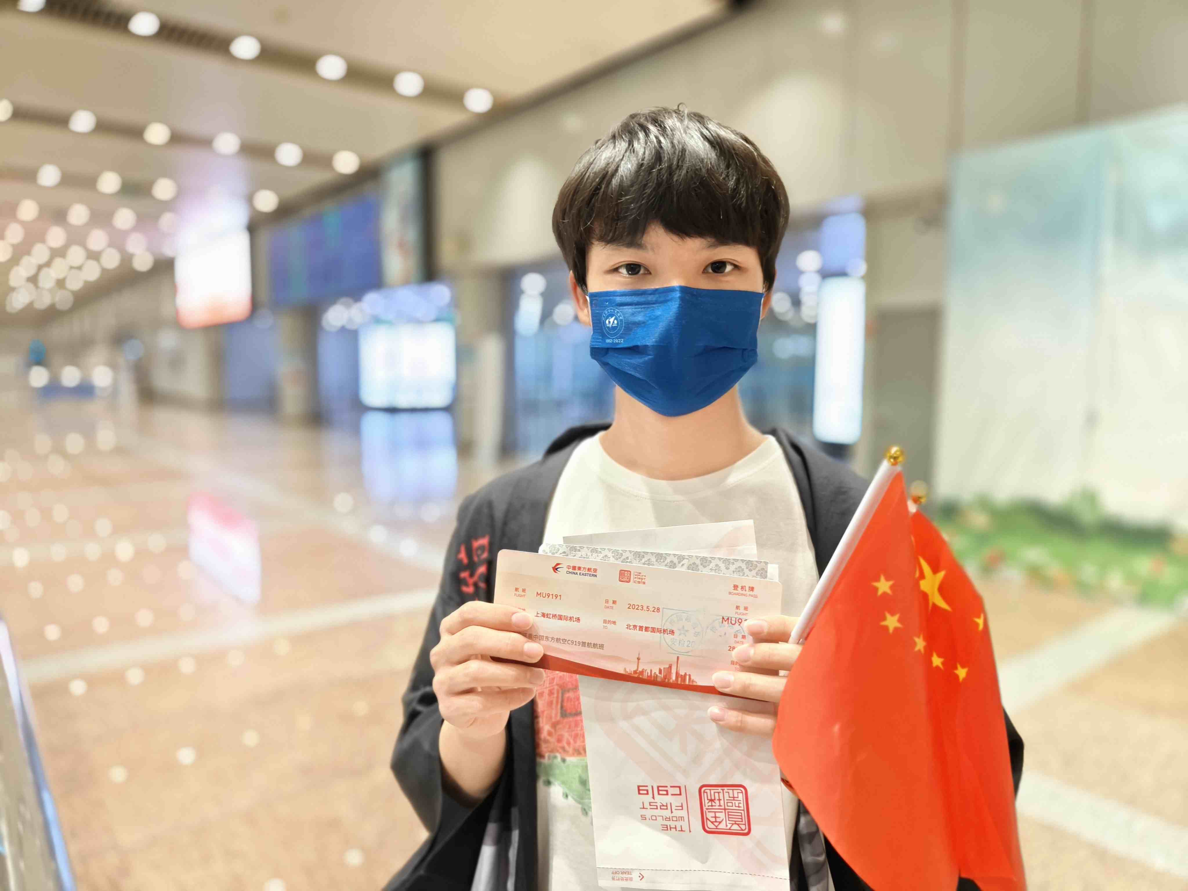 張可立向記者展示有著紀(jì)念意義的登機(jī)牌。人民網(wǎng)記者 夏曉倫攝