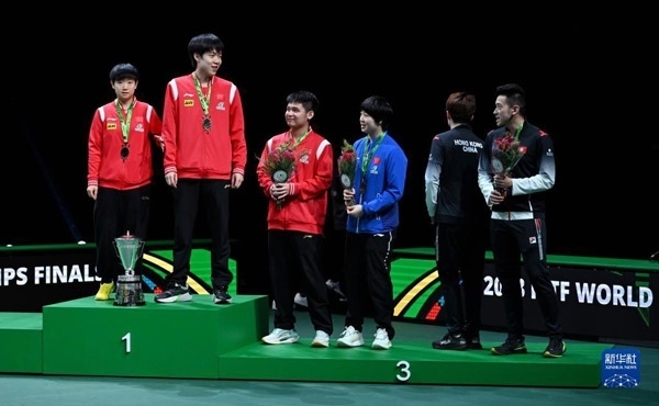 5月26日，冠軍中國組合王楚欽（左二）/孫穎莎（左一）與季軍中國組合林詩棟（左三）/蒯曼（左四）、中國香港組合黃鎮(zhèn)廷（右一）/杜凱琹在頒獎(jiǎng)儀式后交流。新華社記者 陶希夷攝