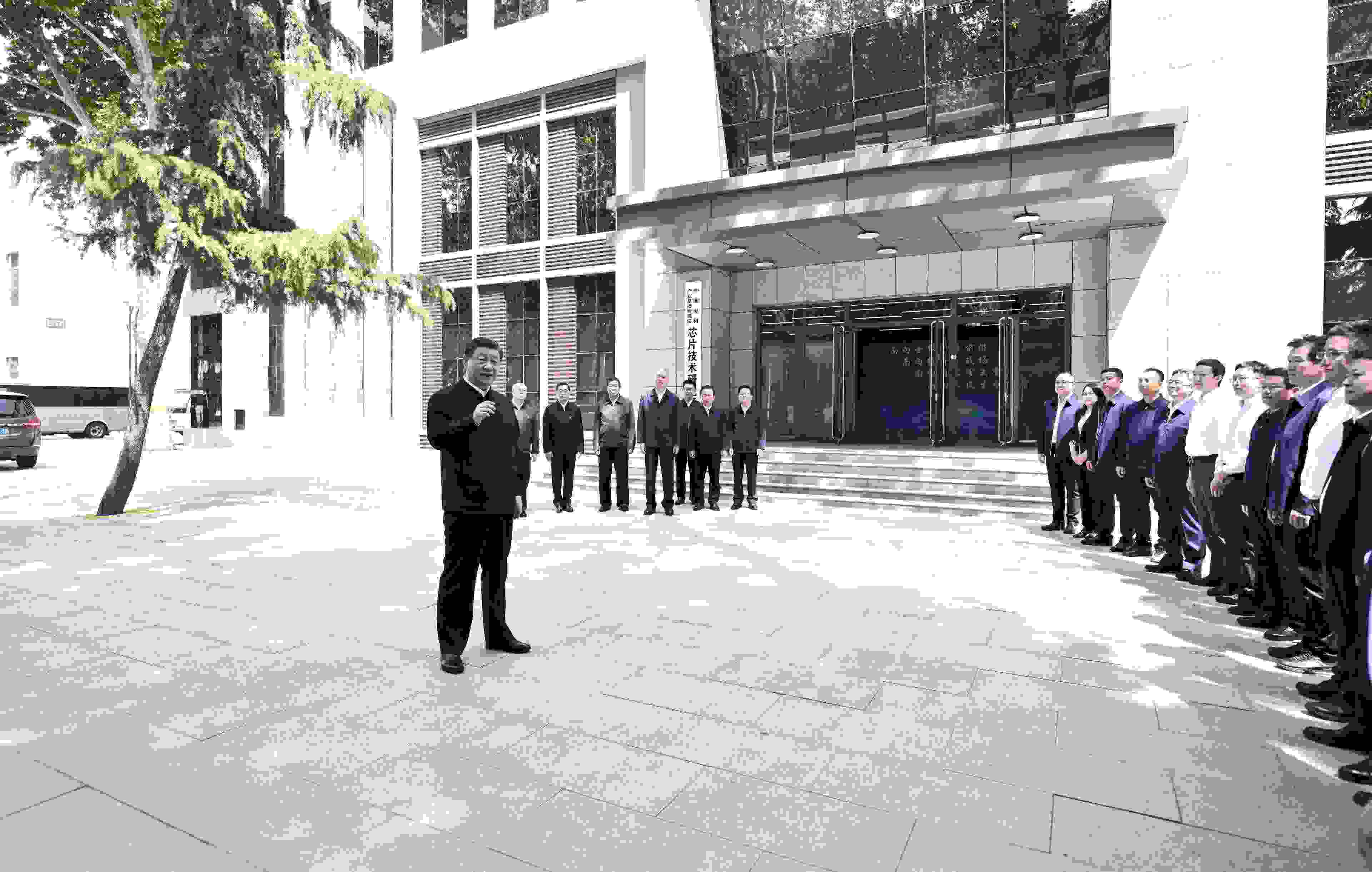 △2023年5月12日，習(xí)近平總書記在中國(guó)電科產(chǎn)業(yè)基礎(chǔ)研究院同科技工作者交流。