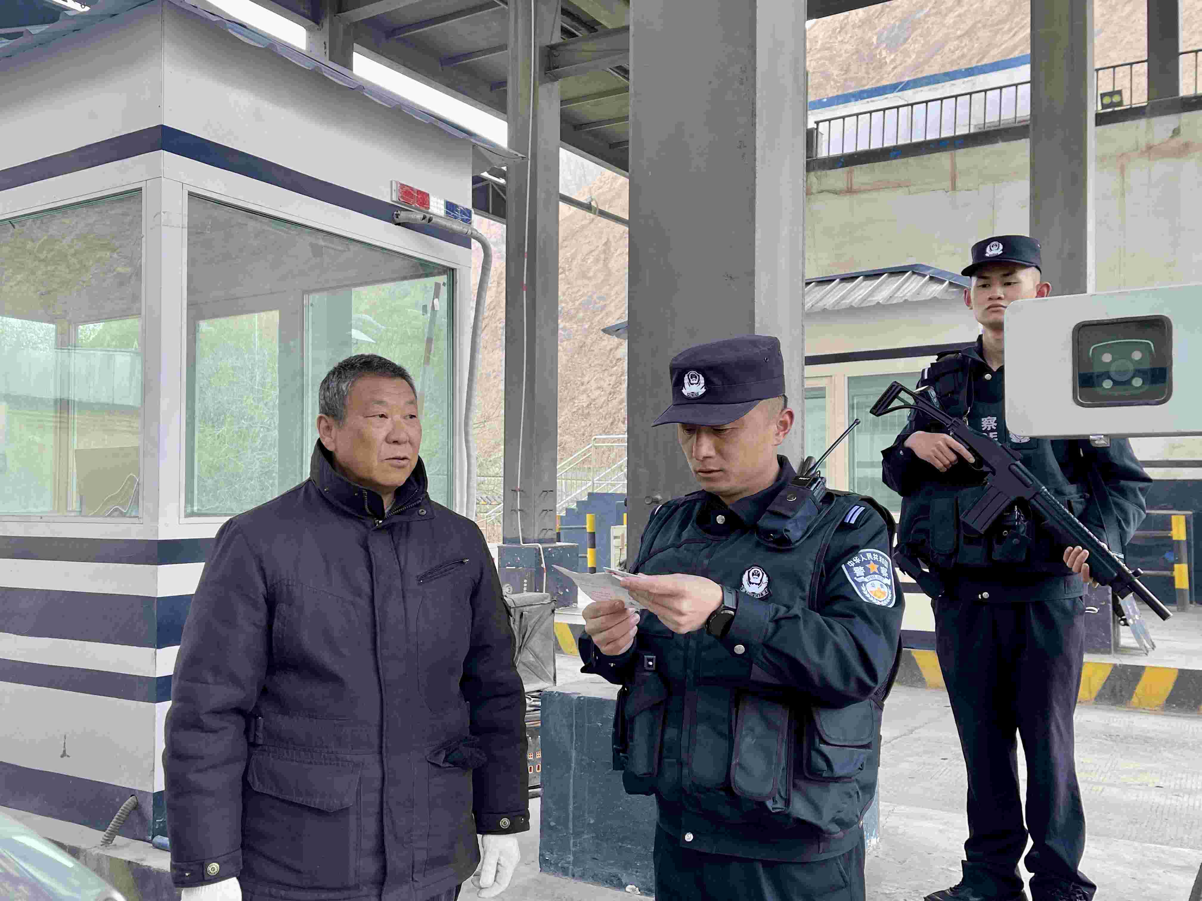 在庫地邊境檢查站，陳暢核對進(jìn)出邊境管理區(qū)人員信息。人民網(wǎng) 周靜圓攝