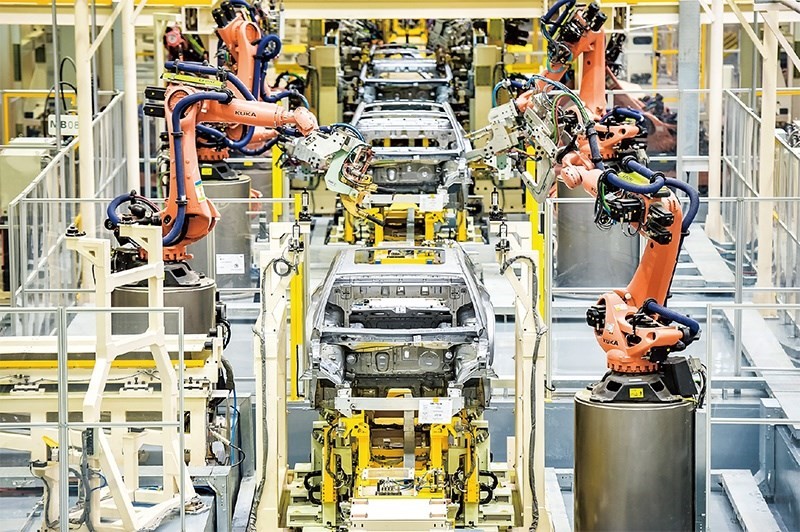 發(fā)展新能源汽車是我國從汽車大國邁向汽車強國的必由之路。2022年中國新能源汽車產(chǎn)銷分別實現(xiàn)705.8萬輛和688.7萬輛，連續(xù)8年位居世界第一。圖為廣汽埃安第一智造中心焊裝車間正在熱火朝天地生產(chǎn)。 廣汽埃安新能源汽車股份有限公司供圖