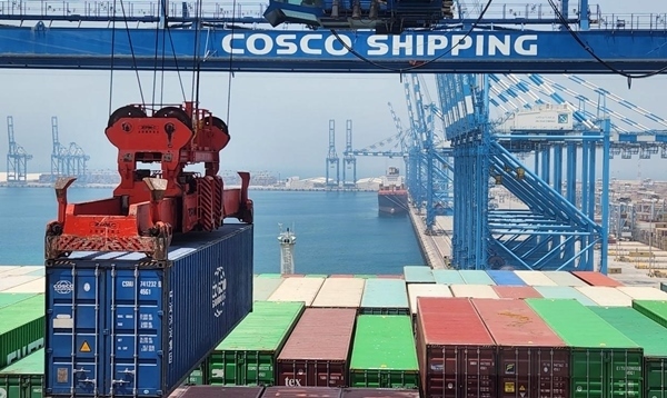 圖為“東方西班牙”輪在裝載貨物。人民網(wǎng)記者 管克江 攝