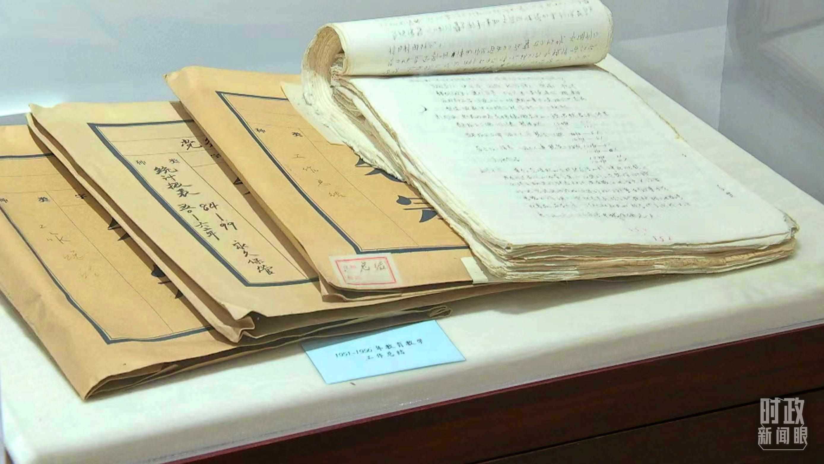 △校史館內(nèi)的教育教學(xué)工作總結(jié)展陳。（總臺(tái)央視記者金雨秋拍攝）