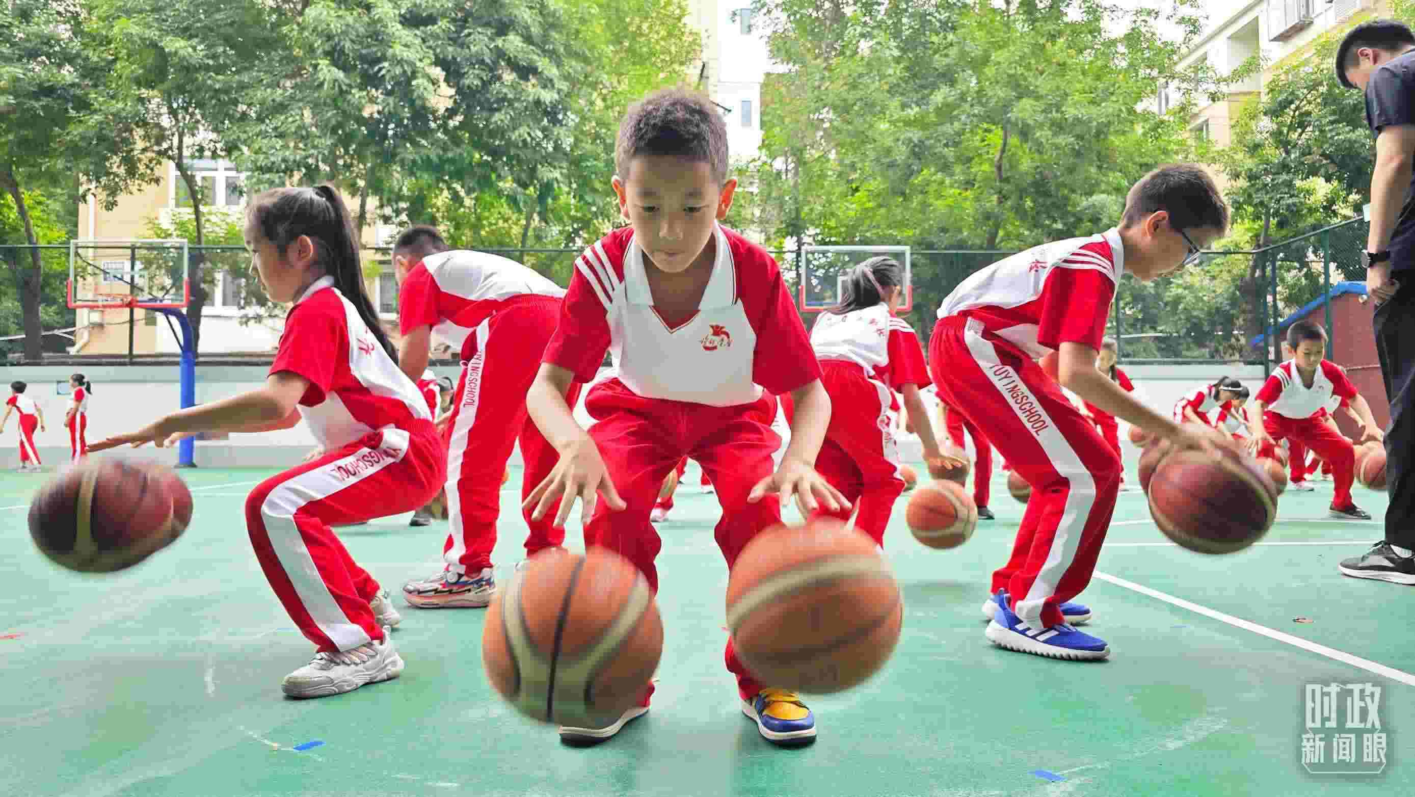 △學(xué)生正在打籃球。（總臺(tái)央視記者彭漢明拍攝）