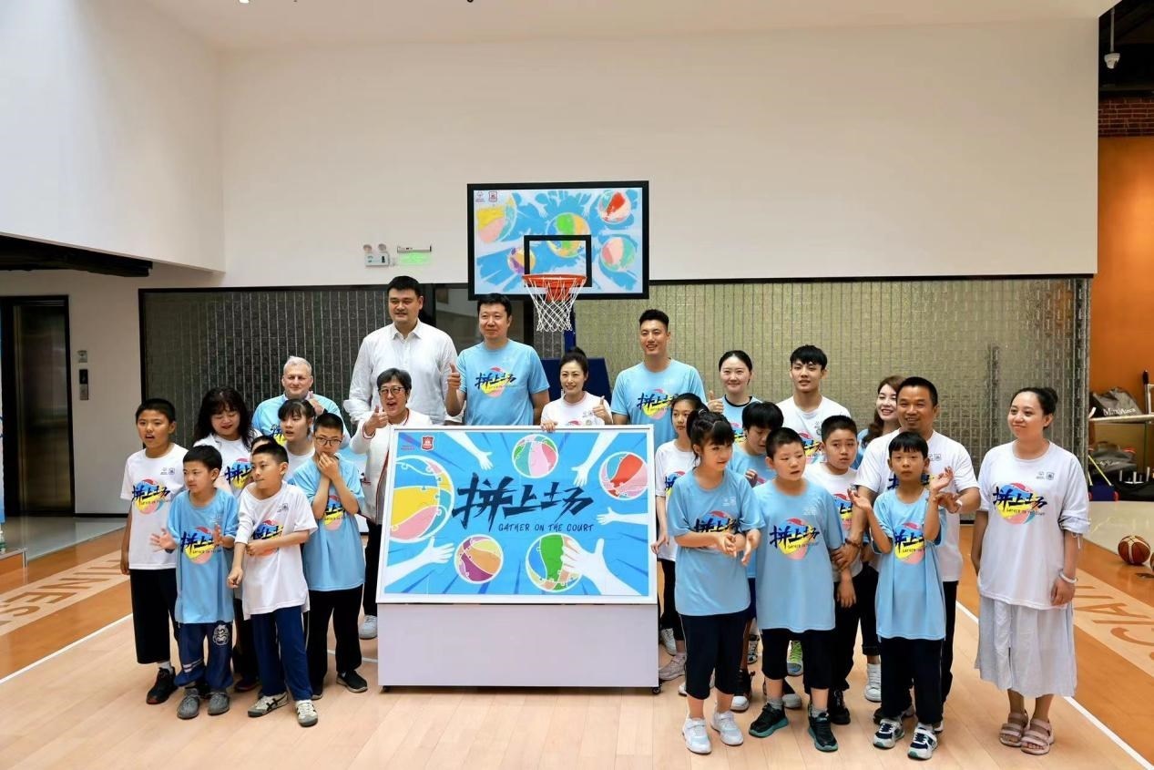 嘉賓與特奧小運動員在活動結(jié)束后合影。人民網(wǎng)記者 郝帥攝