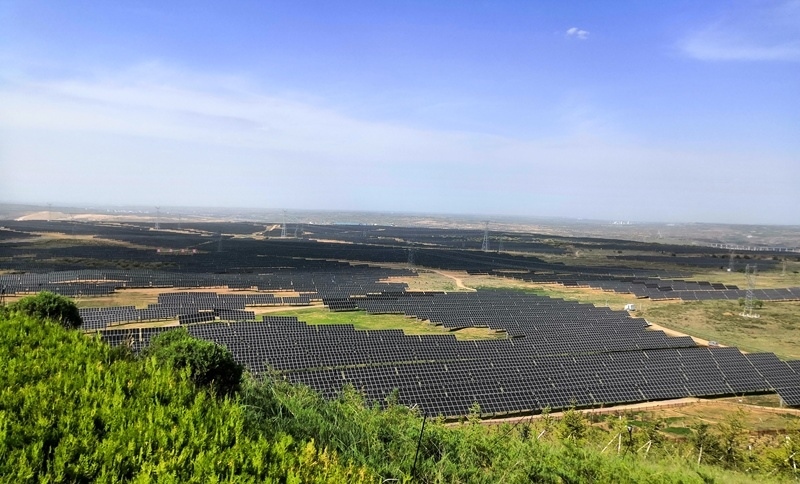 伊金霍洛旗天驕綠能50萬(wàn)千瓦采煤沉陷區(qū)生態(tài)治理光伏發(fā)電示范項(xiàng)目一角。人民網(wǎng)記者 孫博洋攝