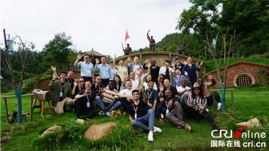 “一帶一路”國(guó)際青年走進(jìn)信陽羅山 看“紅”“綠”資源助力鄉(xiāng)村未來_fororder_合影留念 攝影 賈親親.JPG