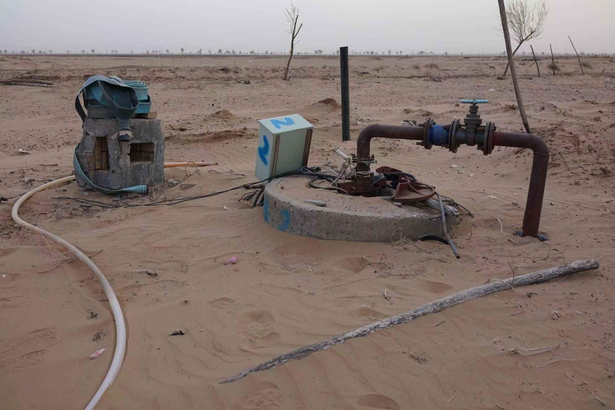 項(xiàng)目地以北的一個(gè)澆灌機(jī)井。 人民網(wǎng)記者 游天燚攝