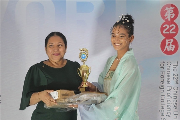 圭亞那大學(xué)校長默罕默德為獲獎(jiǎng)選手頒發(fā)一等獎(jiǎng)。圭亞那大學(xué)孔子學(xué)院供圖