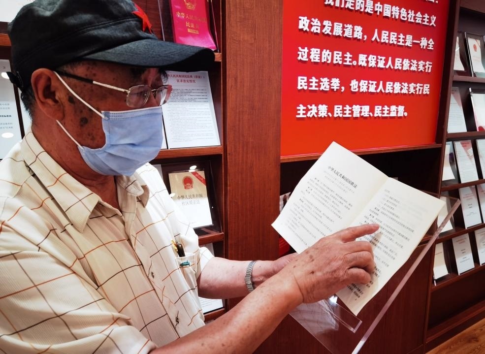 夏云龍給記者展示國歌法修改的內(nèi)容。人民網(wǎng)記者 唐小麗攝