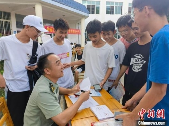 專武干部在講解相關(guān)政策。韋碩 攝