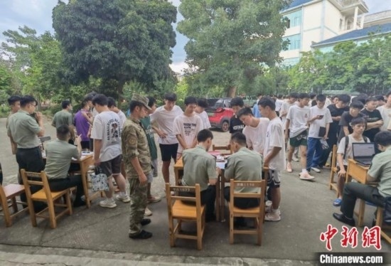 專武干部在發(fā)放兵役登記證。韋碩 攝