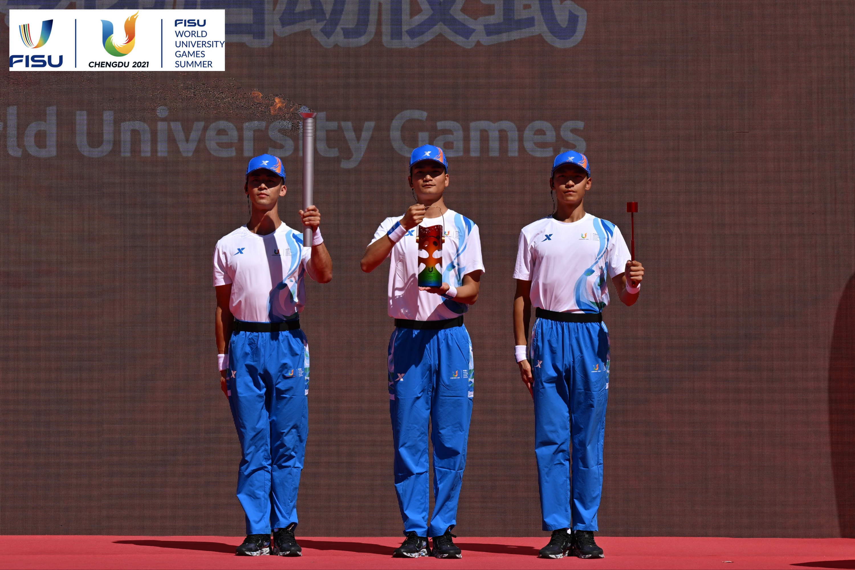 成都大運(yùn)會(huì)火種護(hù)衛(wèi)隊(duì)點(diǎn)燃大運(yùn)火炬。 圖片來(lái)源：成都大運(yùn)會(huì)執(zhí)委會(huì)供圖