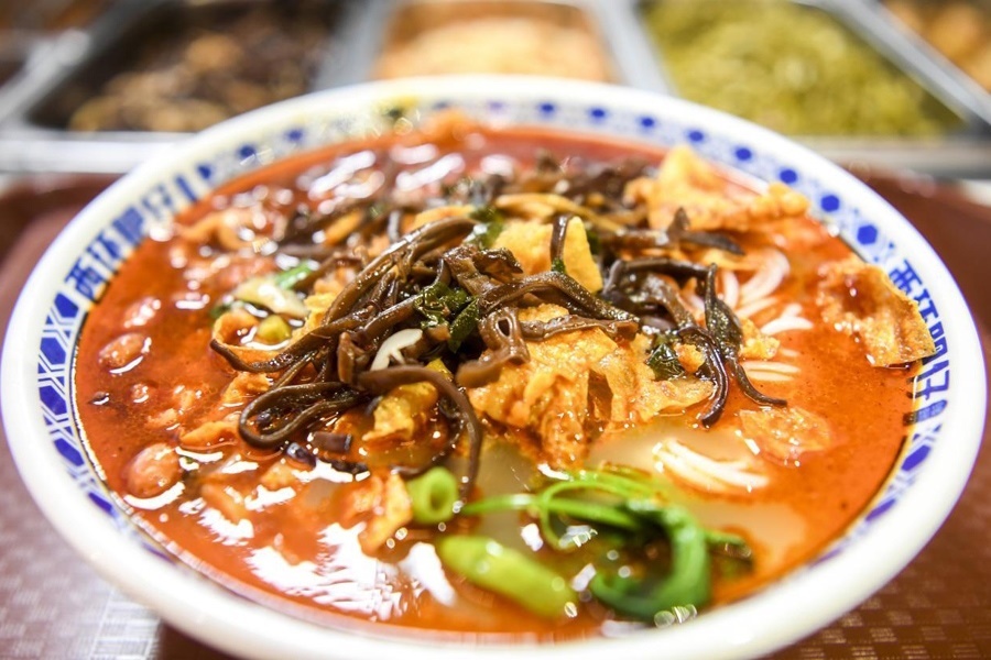 這是廣西柳州市街邊一家螺螄粉店制作的螺螄粉。新華社記者 曹祎銘 攝